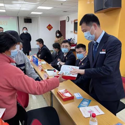 芷江路支行党支部参与“雷锋精神伴我行——静邻一家便民集市”主题党日活动