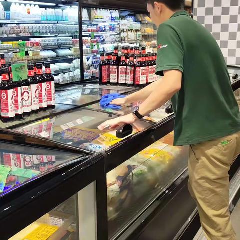 中百仓储维龙广场店清洁大扫除