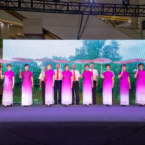 双赢老年大学艺术团银泰城展才艺