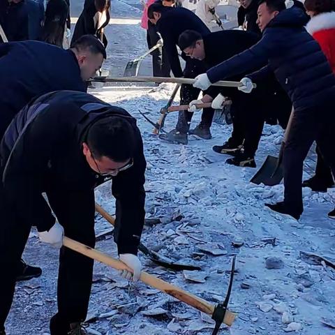 破冰除雪暖人心  攻坚克难保平安