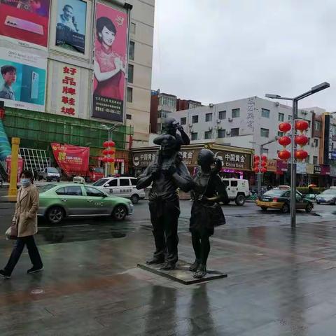 中国银行武威分行在凉州市场宣传“爱护人民币  禁止非法使用人民币图样”