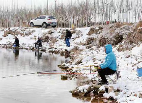 雪钓乌海湖（2020年11月21日摄）