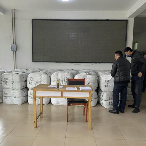 闫寺街道送温暖 脱贫群众过暖冬