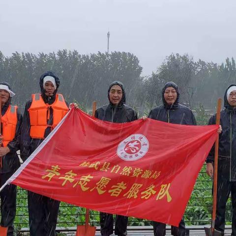 风雨中，他们坚守防汛一线