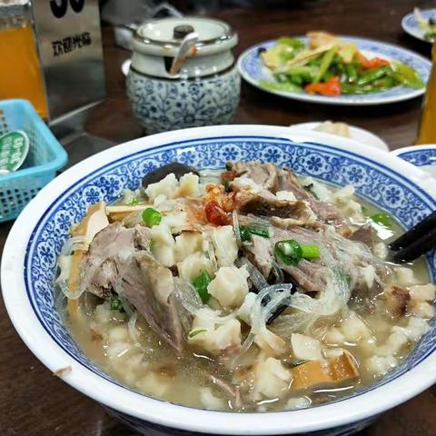 缘聚西安一一羊肉泡馍咥起来