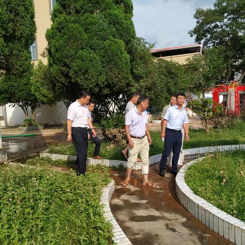 县教科体局党委书记、局长邓昌海等领导莅临学校关心指导洪涝灾害后校园环境恢复工作