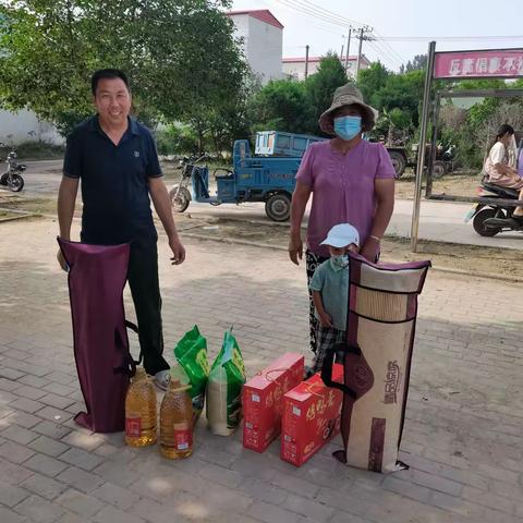 杏花营街道退伍办“八一”建军节为现 退役军人发放慰问品