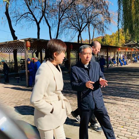 致公党明山支部携手本溪市小艺术家协会开展“菊花香 枫叶红，祝您重阳笑开怀”活动