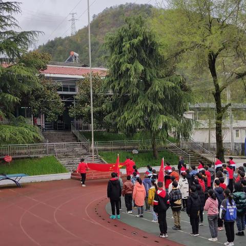 "学党史，祭先烈，共筑爱国魂"——大支坪镇民族初级中学团队日活动