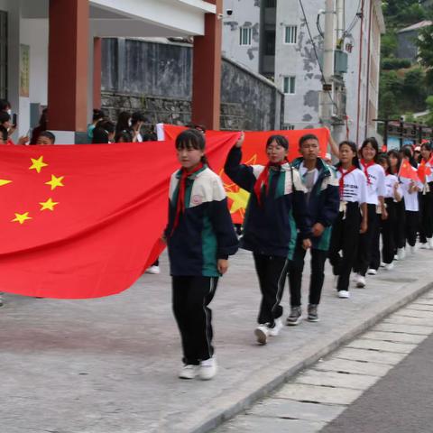 天生民族中小学“红领巾，我问你自豪”少先队入队仪式