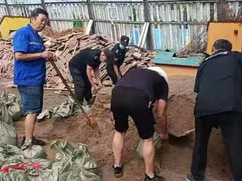 千秋路街道花园社区千园小区物业积极做好防汛物资准备工作