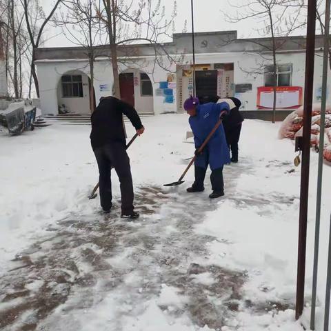 房寨全面动员清积雪