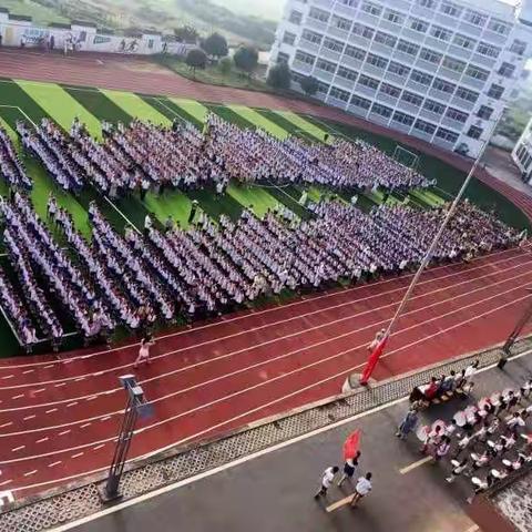 石脑镇中心小学举行开学典礼