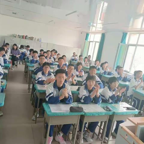 白燕班主题班会《孝心敬奉父母之做好每一件小事》