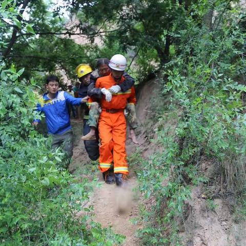 老人落入十米深坑 姚店中队冒雨救援