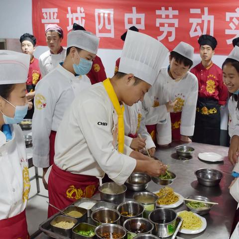 实践活动花开长城技校，四中学生掌勺喷香生活