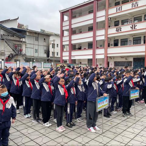 披荆斩棘 各显神通（记南坝小学四一班运动会）