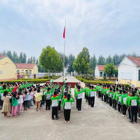 冉冉“升”起，“净”待花开——记昌邑市北孟镇孙营学区小学新学期第一次升旗仪式及卫生大扫除