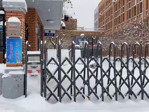 新北校园裹银装，齐心协力铲冰雪