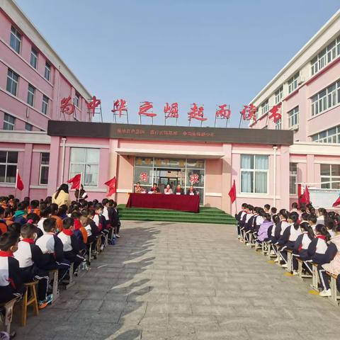 阳春三月树新风  雷锋精神在心中——活雷锋杨广和到雷家小学宣传雷锋精神