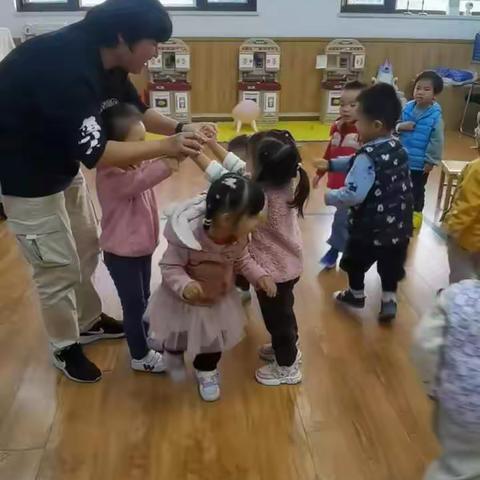 有趣的英语课堂——高科荣境书人幼儿园托一班