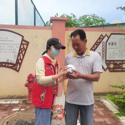 三家镇三家村网格员开展反邪教宣传工作