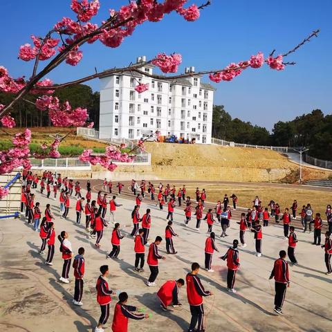 老麦中学举行期中考试表彰大会