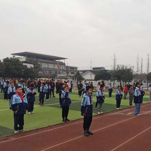 七彩舞台，顶新学子展风采。—顶新小学第五周升旗仪式