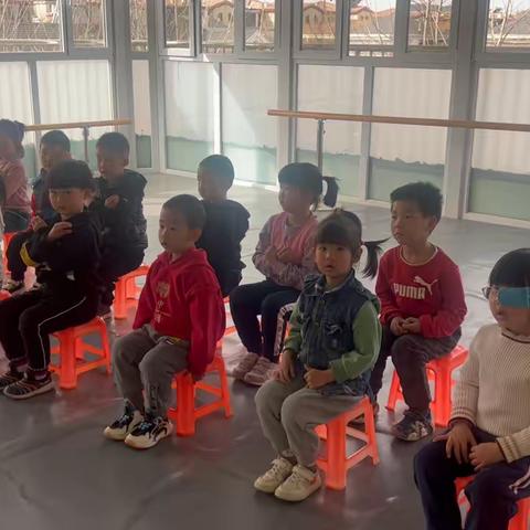 溪翁庄镇中心幼儿园中二班——小小手指谣