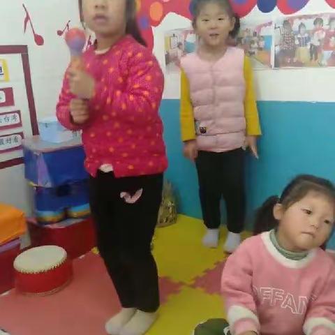 人和街道中心幼儿园表演区《小剧场里的快乐》——中五班