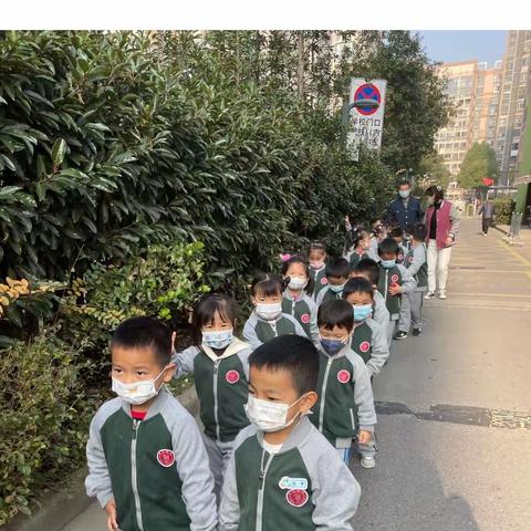 地铁零距离———记南京书人阅景龙华幼儿园中班组社区活动