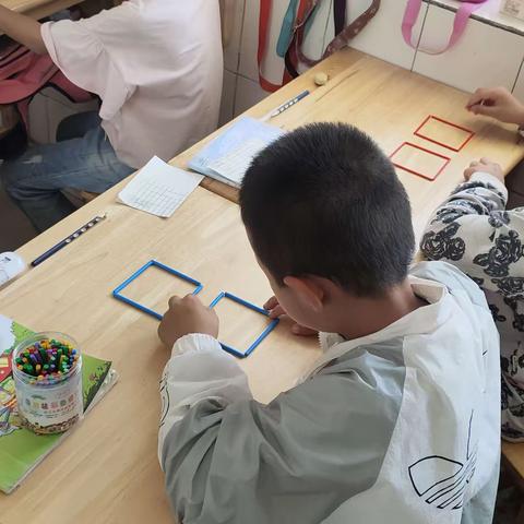 驼峰中心小学一二年级数学互听互评活动（一）