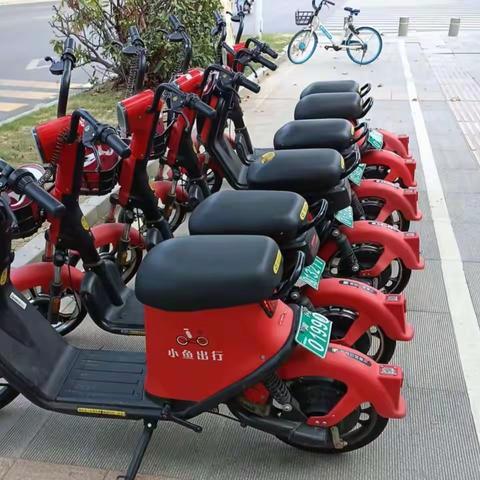 整齐的车辆，GPS定位停车，