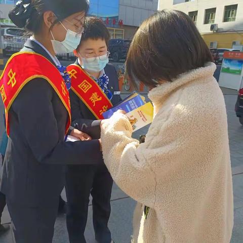 学习雷锋精神，宣传金融服务---神木市支行营业室在行动