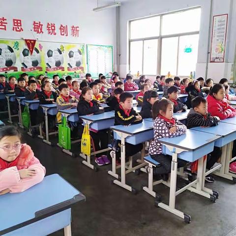 二年级三班小太阳中队周四阅读课“走进格林童话”