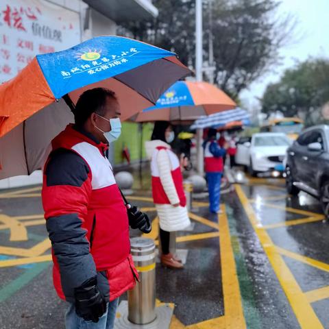 风雨护岗❤爱心传递