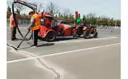 道路灌缝清淤忙  未雨绸缪解民忧