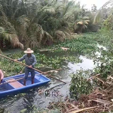 椰林镇开展4月份“六水共治”暨清河行动专项整治行动