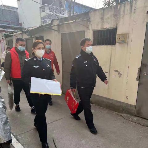 寒冬的温暖——老河口市禁毒大队民警带领禁毒社工走访涉毒高风险贫困家庭。