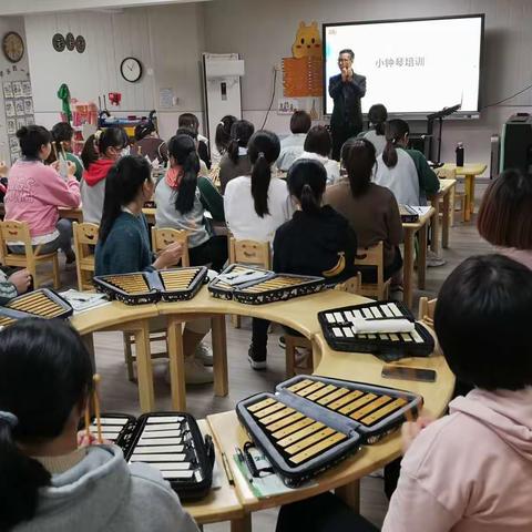 高新双语学校幼儿园园本课程                     —小钟琴培训