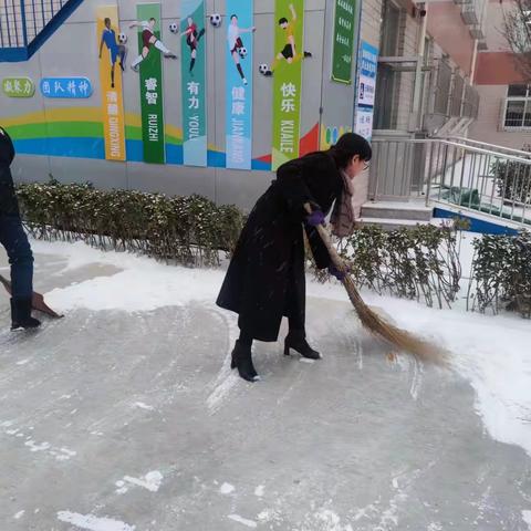 ［志愿服务］我校开展＂扫雪除冰 护佑师生安全＂冬日暖心服务活动