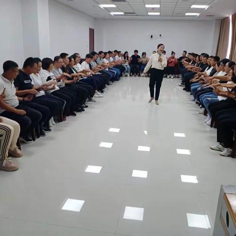 在欢笑中“破冰” 在合作中凝心