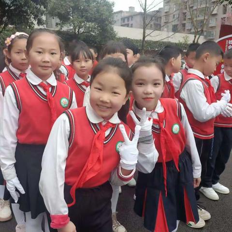 罗平县腊山街道振兴小学2024年春季学期“扣好人生第一粒扣子”——六（5）开学第一课实践活动