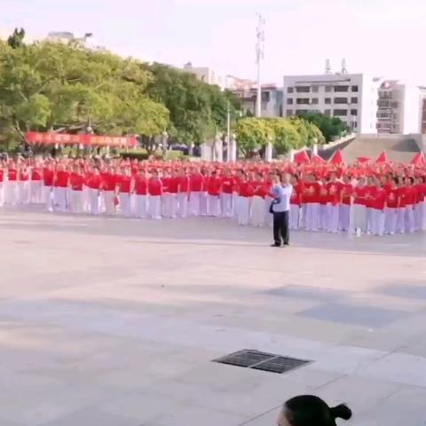 ——歌舞献给党，田东夕阳红万人广场舞，庆祝中国共产党成立100周年 主题曲《永远跟党走》