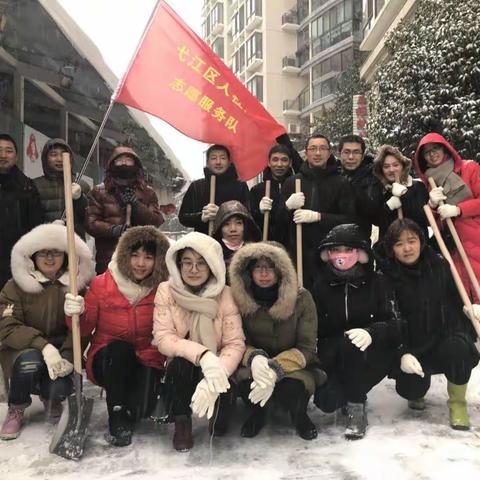 人社人暴风雪中进社区扫雪破冰保畅通