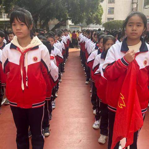 《爱心传递，暖心护学》—记五（8）班护学岗