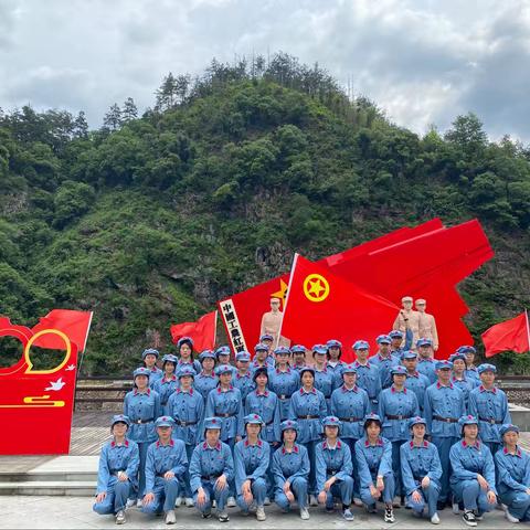 “阳光下的孩子 风雨中的战士”——遂昌中学举行王村口红色研学活动