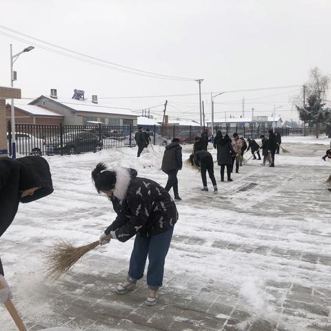 雪满校园路，温暖至人心——记通泉学校师生扫雪