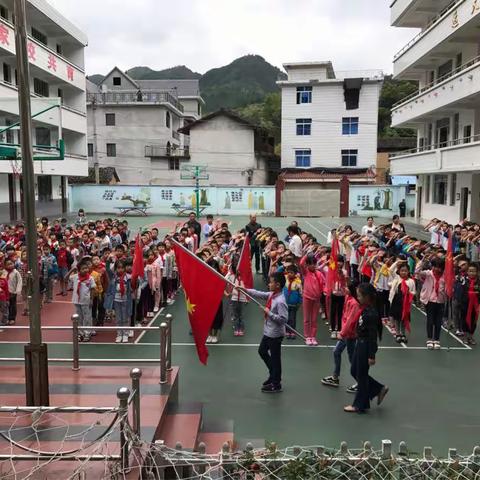 玉岩镇实验学校：举行“喜迎十九大，高举队旗跟党走”少先队建队节活动