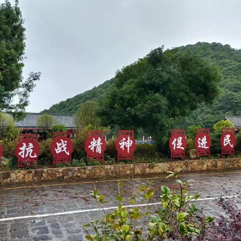 雨中瞻仰松山抗战遗址 (朱加文)